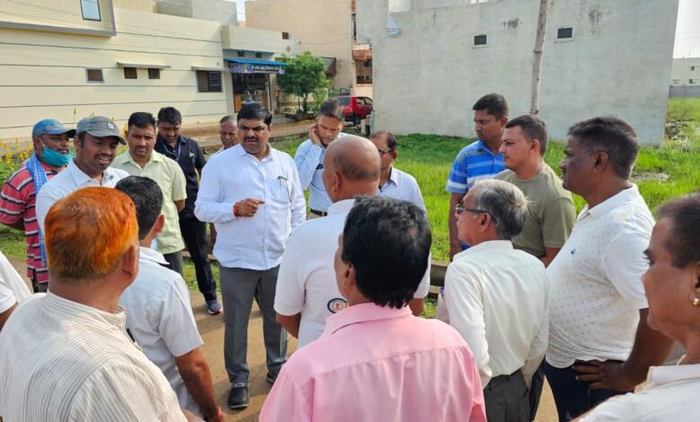 वार्ड 52 बोरसी पहुँचे विधायक गजेंद्र यादव, नागरिकों संग सीसी रोड का लिया जायजा... 1 वार्ड 52 बोरसी पहुँचे विधायक गजेंद्र यादव, नागरिकों संग सीसी रोड का लिया जायजा...