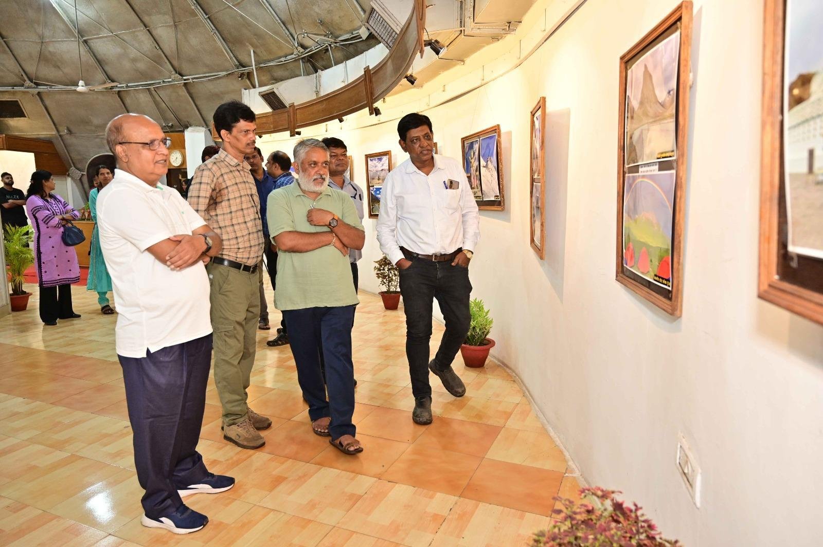 नेहरू आर्ट गैलरी में बृजबिहारी मिश्र द्वारा खीची गई छायाचित्रों के संग्रह की एकल प्रदर्शनी उद्घाटित