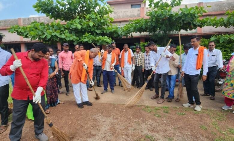 स्वच्छता अभियान में शामिल हुए दुर्ग ग्रामीण विधायक व राज्य ग्रामीण अन्य पिछड़ा वर्ग क्षेत्र विकास प्राधिकरण उपाध्यक्ष ललित चंद्राकर