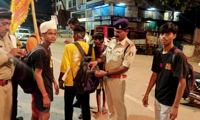 पदयात्रियो की सुरक्षा की दृष्टि से यातायात पुलिस दुर्ग द्वारा पदयात्रियों के पीठ व बैग पर लगाया जा रहा रेडियम स्टीकर