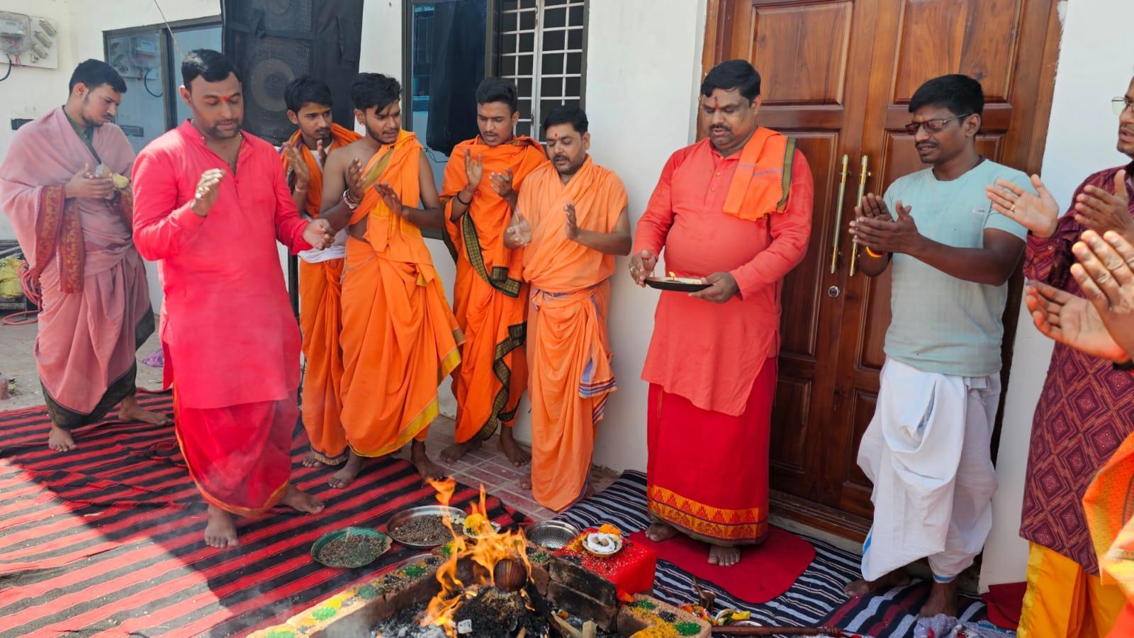 विधायक गजेंद्र यादव ने दी अष्टमी शुभकामनायें, हवन पूजन में हुए शामिल