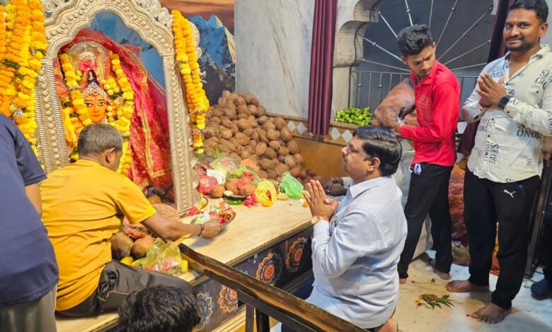 विधायक गजेंद्र यादव ने दी अष्टमी शुभकामनायें, हवन पूजन में हुए शामिल 5 विधायक गजेंद्र यादव ने दी अष्टमी शुभकामनायें, हवन पूजन में हुए शामिल