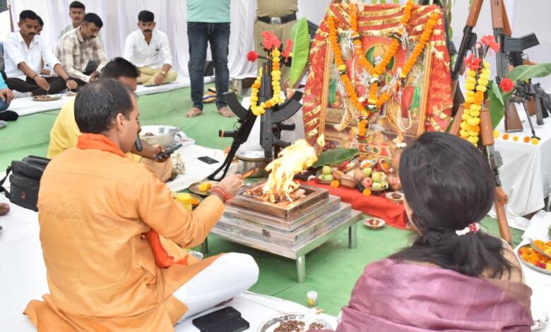 विजयदशमी के अवसर पर शस्त्र पूजा का आयोजन कर सुख-शांति की कामना की गई... 1 विजयदशमी के अवसर पर शस्त्र पूजा का आयोजन कर सुख-शांति की कामना की गई...