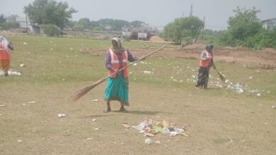 त्यौहार हो, गर्मी हो बरसात हो निगम के सफाई कर्मचारी हमेशा काम के साथ हैं