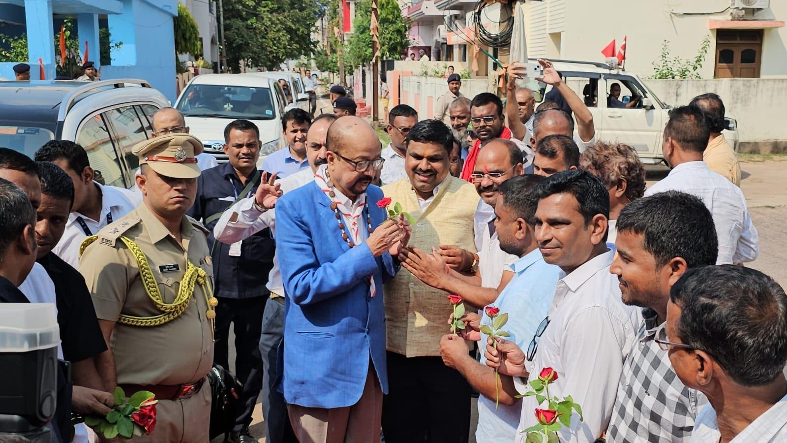 राज्यपाल रमेन डेका का विधायक गजेंद्र यादव के निवास पर आगमन, भाजपा कार्यकर्ताओं से हुई मुलाकात...