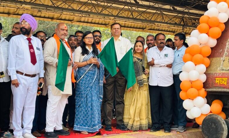 विधायक ललित चन्द्राकर ने आस्था ट्रेन को हरी झण्डी दिखाकर किया रवाना... 1 विधायक ललित चन्द्राकर ने आस्था ट्रेन को हरी झण्डी दिखाकर किया रवाना...