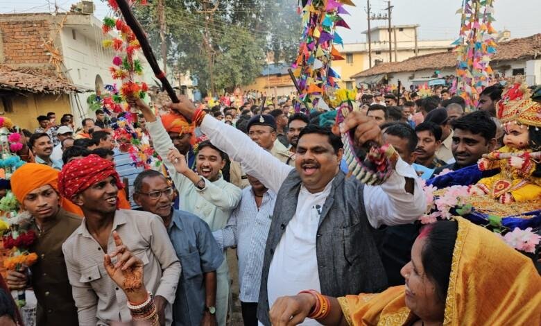 मातर तिहार : दईहान पहुँचे विधायक गजेन्द्र यादव, फुलेता लेकर दोहा लगाए, और गाय को सोहाई बांधे...