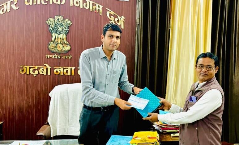 दुर्ग नगर निगम: कमिश्नर की अपील पर 32 साल पुराना बकायादार संपत्ति कर का भुगतान करने पहुंचा... 1 दुर्ग नगर निगम: कमिश्नर की अपील पर 32 साल पुराना बकायादार संपत्ति कर का भुगतान करने पहुंचा...