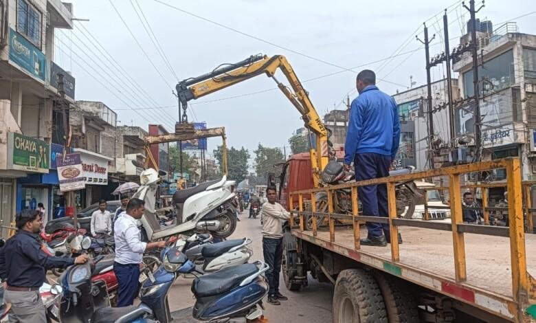 यातायात पुलिस दुर्ग द्वारा नो पार्किग में खडी वाहनो पर की गई कार्यवाही...