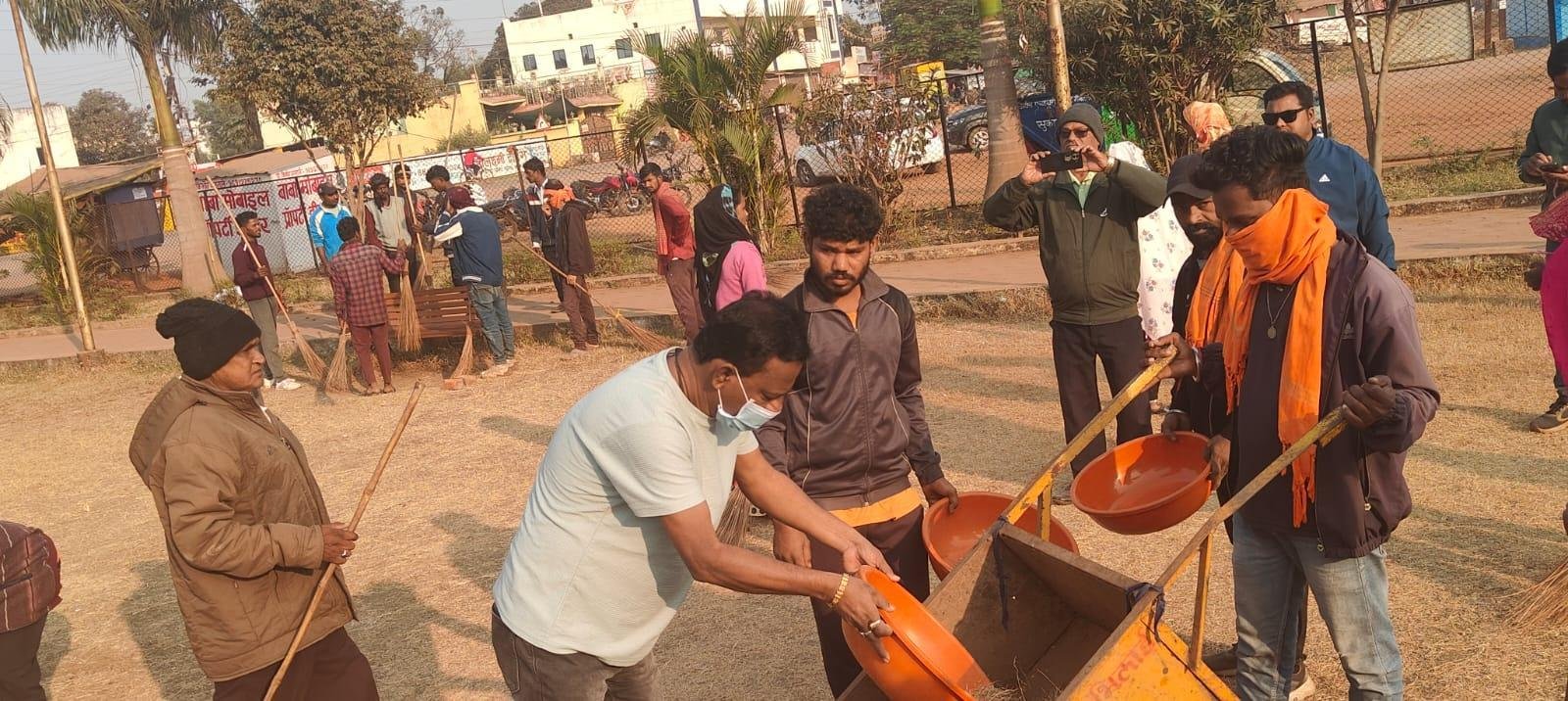 शासन के 1 वर्ष पूर्ण होने की खुशी में भगवा चैंक एवं कुरूद उद्यान में किया गया श्रमदान...