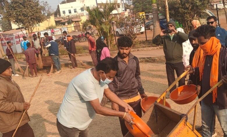 शासन के 1 वर्ष पूर्ण होने की खुशी में भगवा चैंक एवं कुरूद उद्यान में किया गया श्रमदान...