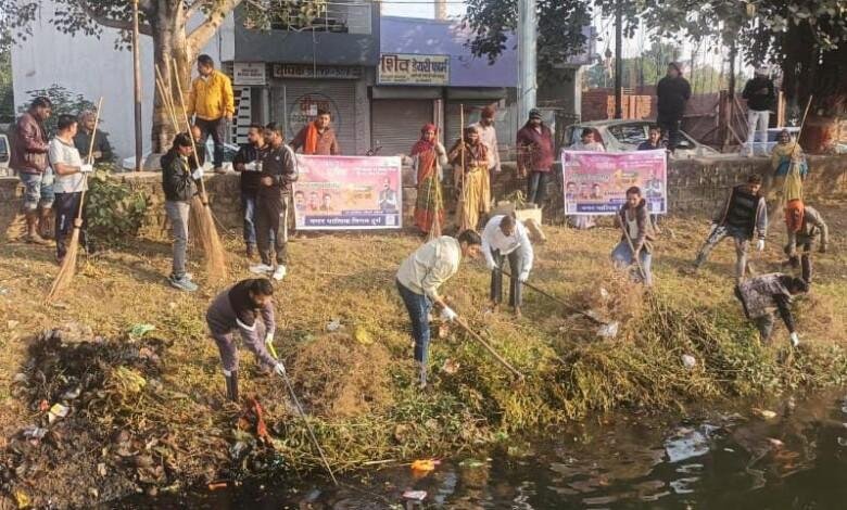 पटरी पार शक्ति नगर तालाब सफाई के लिए कमिश्नर और पार्षद ने बढ़ाया हाथ...