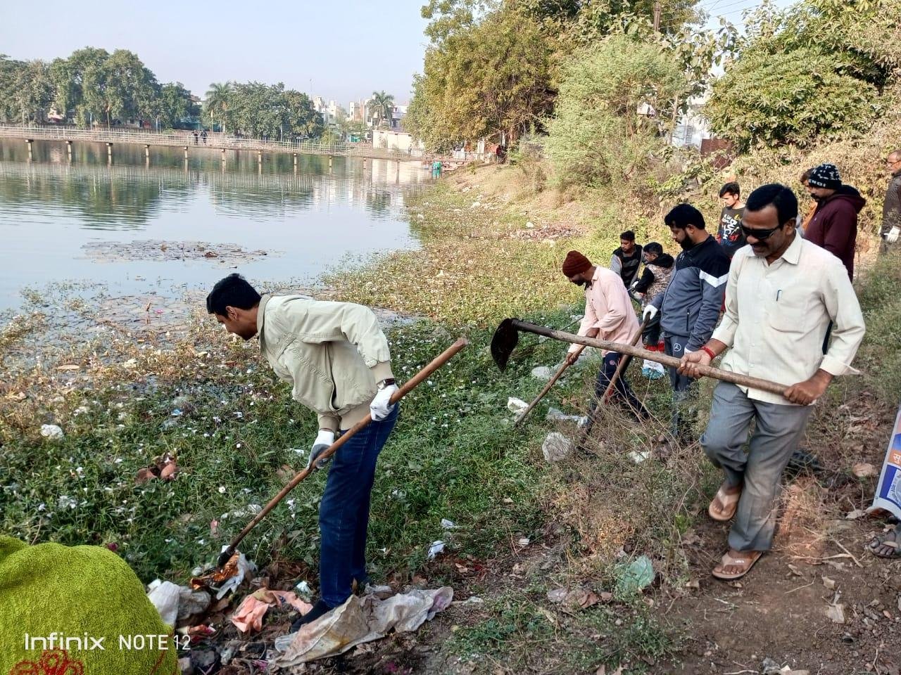 पटरी पार शक्ति नगर तालाब सफाई के लिए कमिश्नर और पार्षद ने बढ़ाया हाथ...