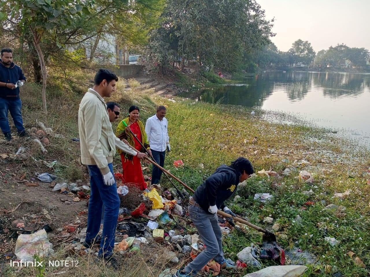 पटरी पार शक्ति नगर तालाब सफाई के लिए कमिश्नर और पार्षद ने बढ़ाया हाथ...