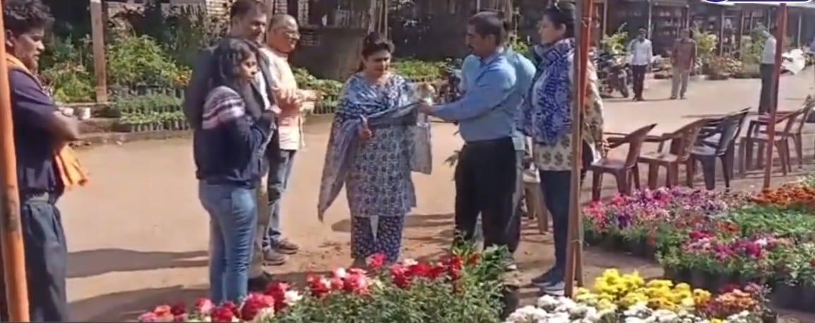 दिल्ली एवं रायपुर की टीम आई फूलों के बाजार का निरीक्षण करने...