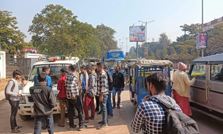 बिना हेलमेट दो पहिया वाहन चालकों एवं बिना सीट बेल्ट चार पहिया वाहन चालकों पर की जा रही है कार्यवाही...