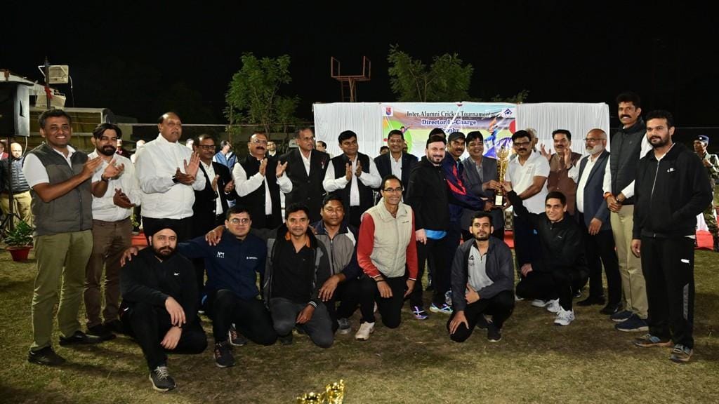 डायरेक्टर इंचार्ज ट्रॉफी-2024 इंटर एलुमनी टेनिस बॉल क्रिकेट पुरस्कार वितरण समारोह... 3 डायरेक्टर इंचार्ज ट्रॉफी-2024 इंटर एलुमनी टेनिस बॉल क्रिकेट पुरस्कार वितरण समारोह...