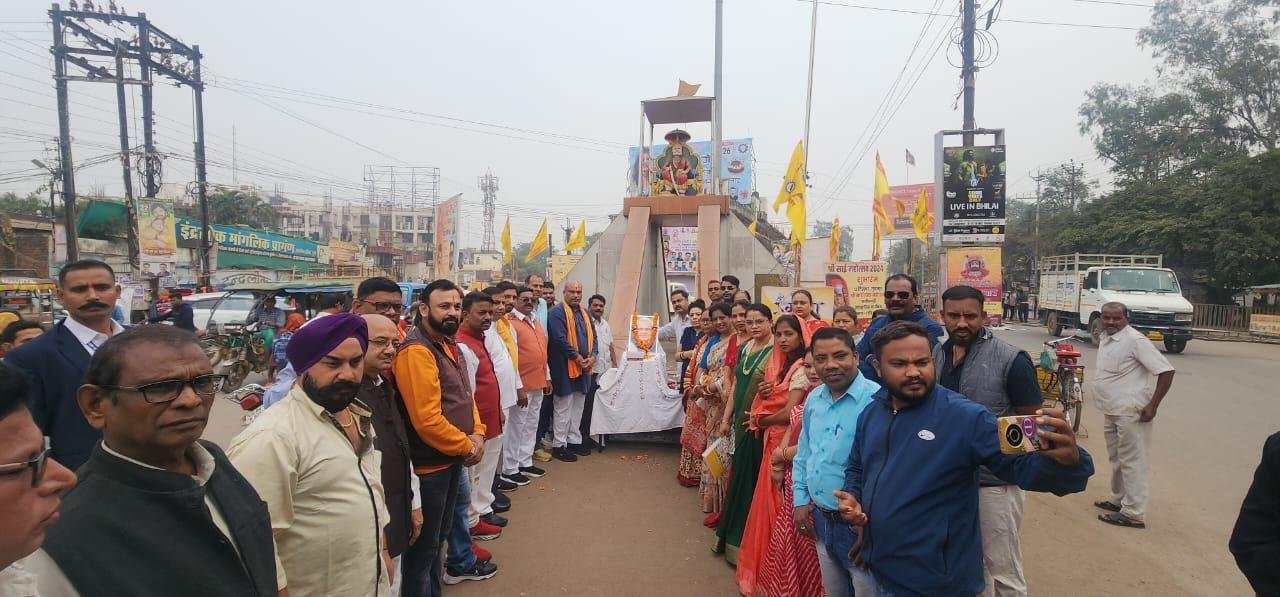 अग्रसेन चौक दुर्ग पर स्वर्गीय पूर्व प्रधानमंत्री श्रद्धेय अटल बिहारी वाजपेयी जी के जन्म जयंती पर पुष्पांजलि अर्पित कर किया याद...