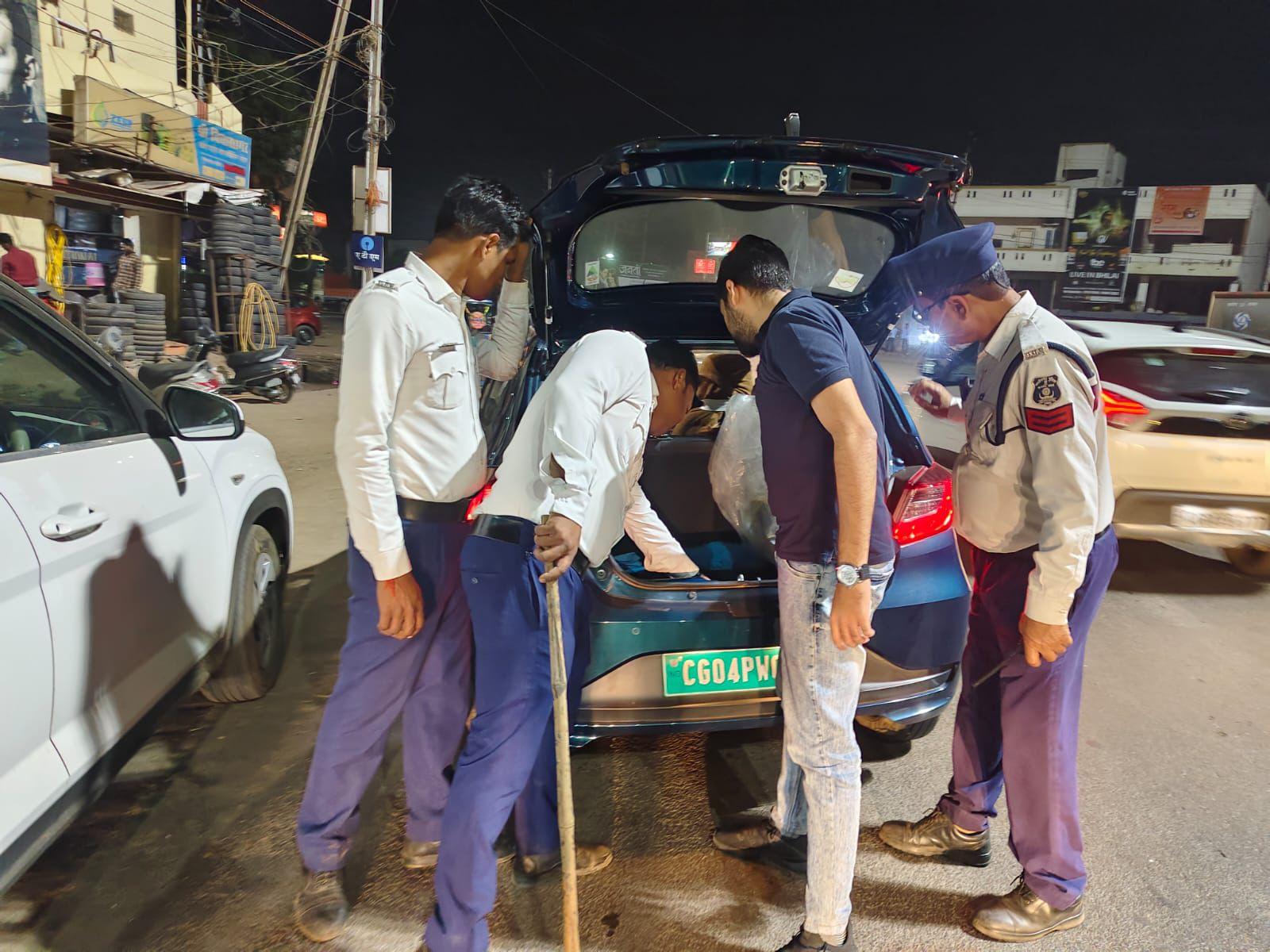 शांतिपूर्ण नव वर्ष मनाये जाने के लिए देर रात यातायात पुलिस द्वारा की जा रही कार्यवाही..