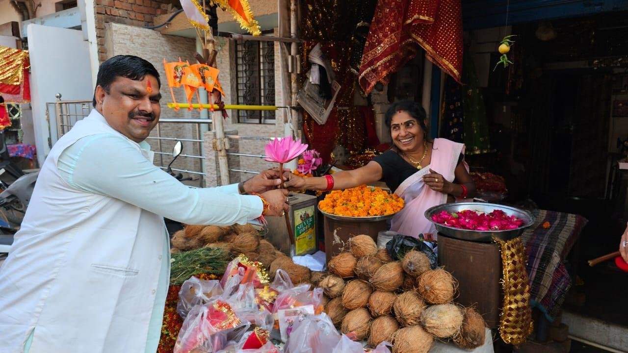 नववर्ष के प्रथम दिन विधायक गजेन्द्र यादव ने माँ चण्डिका के दर्शन कर दुर्गवासियों के सुख, समृद्धि की कामना किये...