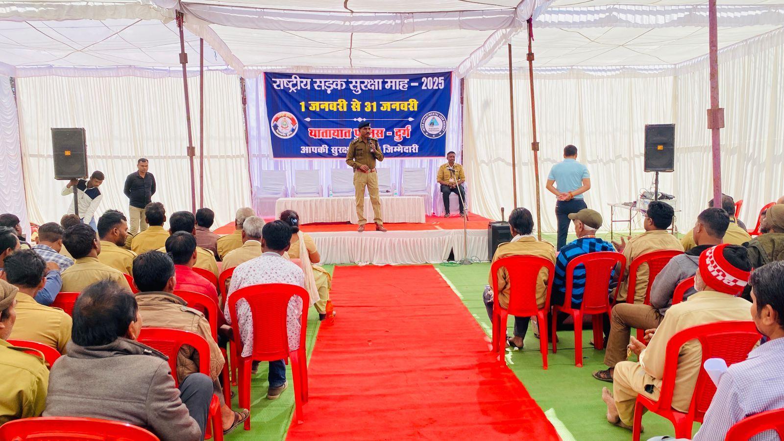 सडक सुरक्षा माह के तीसरे दिन प्रातः यातायात कार्यालय नेहरू नगर में 150 ई रिक्शा चालको को यूनिक आईडी नंबर वितरण किया गया