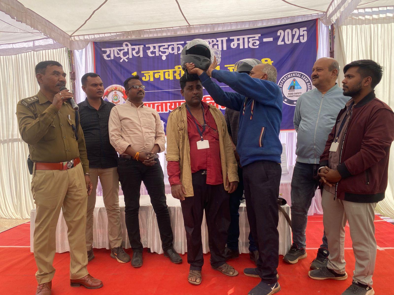 सडक सुरक्षा माह के तीसरे दिन प्रातः यातायात कार्यालय नेहरू नगर में 150 ई रिक्शा चालको को यूनिक आईडी नंबर वितरण किया गया