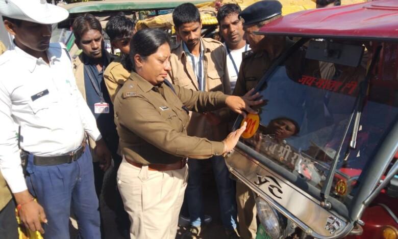 सडक सुरक्षा माह के तीसरे दिन प्रातः यातायात कार्यालय नेहरू नगर में 150 ई रिक्शा चालको को यूनिक आईडी नंबर वितरण किया गया 5 सडक सुरक्षा माह के तीसरे दिन प्रातः यातायात कार्यालय नेहरू नगर में 150 ई रिक्शा चालको को यूनिक आईडी नंबर वितरण किया गया