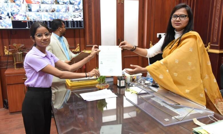कलेक्टर ने 3 नागरिकों को भारतीय नागरिकता प्रमाण पत्र किया प्रदान... 5 कलेक्टर ने 3 नागरिकों को भारतीय नागरिकता प्रमाण पत्र किया प्रदान...