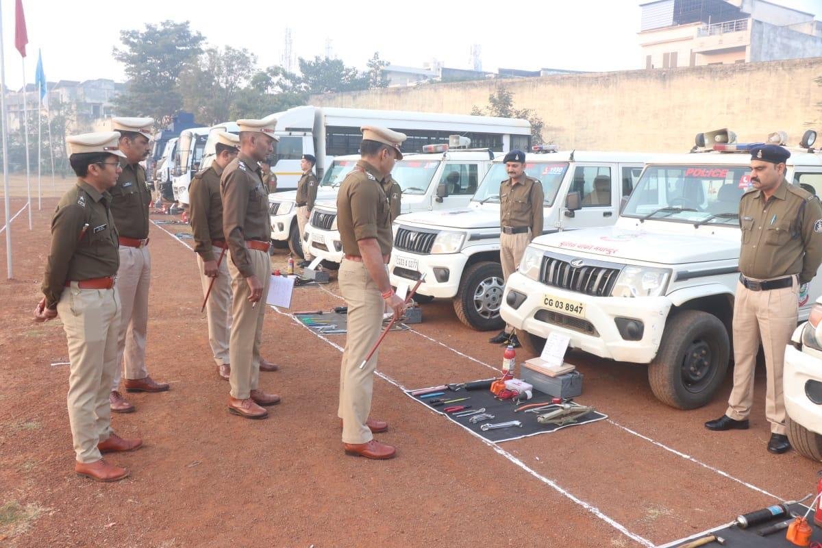 पुलिस अधीक्षक द्वारा रक्षित केन्द्र में आयोजित जनरल परेड की सलामी लेकर रक्षित केन्द्र के शाखाओं का किया गया निरीक्षण