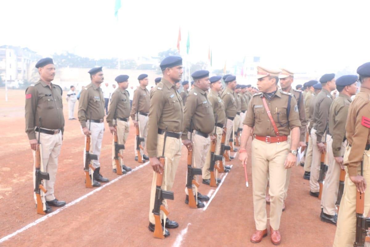 पुलिस अधीक्षक द्वारा रक्षित केन्द्र में आयोजित जनरल परेड की सलामी लेकर रक्षित केन्द्र के शाखाओं का किया गया निरीक्षण