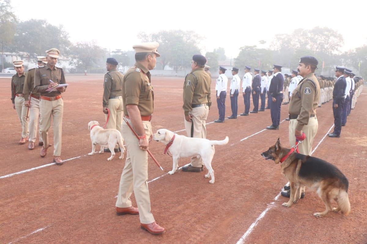 पुलिस अधीक्षक द्वारा रक्षित केन्द्र में आयोजित जनरल परेड की सलामी लेकर रक्षित केन्द्र के शाखाओं का किया गया निरीक्षण