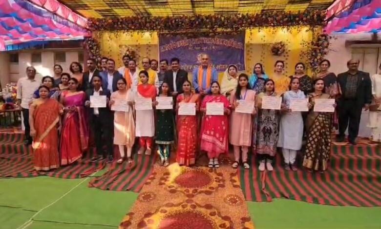 शासकीय दानवीर तुलाराम स्नातकोत्तर महाविद्यालय उतई में आयोजित वार्षिक उत्सव एवं पुरस्कार वितरण कार्यक्रम में सम्मिलित हुए दुर्ग ग्रामीण विधायक ललित चंद्राकर...