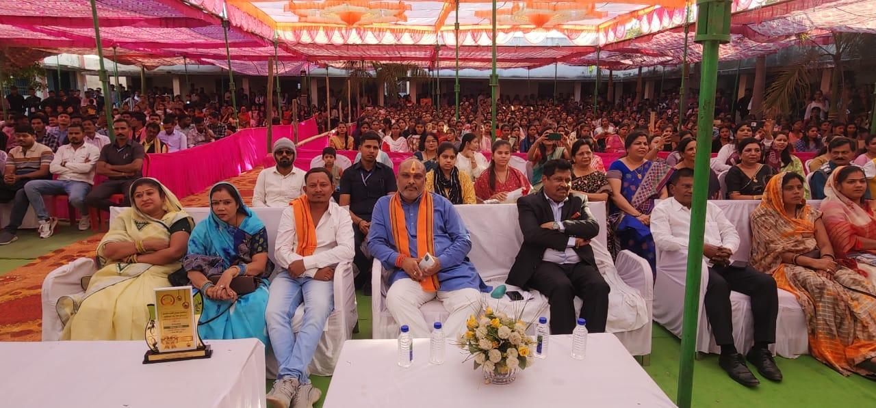 शासकीय दानवीर तुलाराम स्नातकोत्तर महाविद्यालय उतई में आयोजित वार्षिक उत्सव एवं पुरस्कार वितरण कार्यक्रम में सम्मिलित हुए दुर्ग ग्रामीण विधायक ललित चंद्राकर...