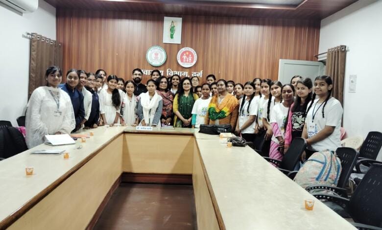 युवोदय किशोरी स्वयं सेवकों को मातृत्व एवं शिशु स्वास्थ्य के संबंध दी गई जानकारी