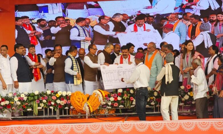 डबल इंजन की सरकार पूरी प्रतिबद्धता के साथ प्रदेश की तस्वीर और तकदीर बदलने के लिए कर रही है काम : शिवराज सिंह चौहान 7 डबल इंजन की सरकार पूरी प्रतिबद्धता के साथ प्रदेश की तस्वीर और तकदीर बदलने के लिए कर रही है काम : शिवराज सिंह चौहान