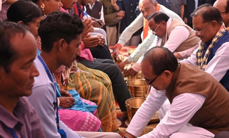 आवास योजना के लाभार्थियों का पांव पखार कर केंद्रीय मंत्री शिवराज चौहान और मुख्यमंत्री विष्णु देव साय ने किया अभिनंदन... 1 आवास योजना के लाभार्थियों का पांव पखार कर केंद्रीय मंत्री शिवराज चौहान और मुख्यमंत्री विष्णु देव साय ने किया अभिनंदन...
