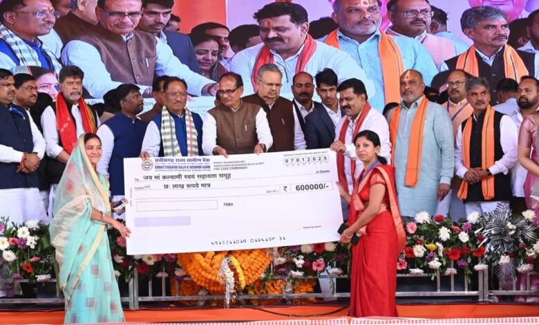 डबल इंजन की सरकार पूरी प्रतिबद्धता के साथ प्रदेश की तस्वीर और तकदीर बदलने के लिए कर रही है काम : शिवराज सिंह चौहान 3 डबल इंजन की सरकार पूरी प्रतिबद्धता के साथ प्रदेश की तस्वीर और तकदीर बदलने के लिए कर रही है काम : शिवराज सिंह चौहान