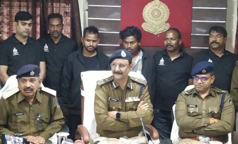 सराफा व्यापारी की हत्या का खुलासा: ड्राइवर और उसके भाई ने मिलकर जघन्य अपराध को दिया अंजाम... 1 सराफा व्यापारी की हत्या का खुलासा: ड्राइवर और उसके भाई ने मिलकर जघन्य अपराध को दिया अंजाम...