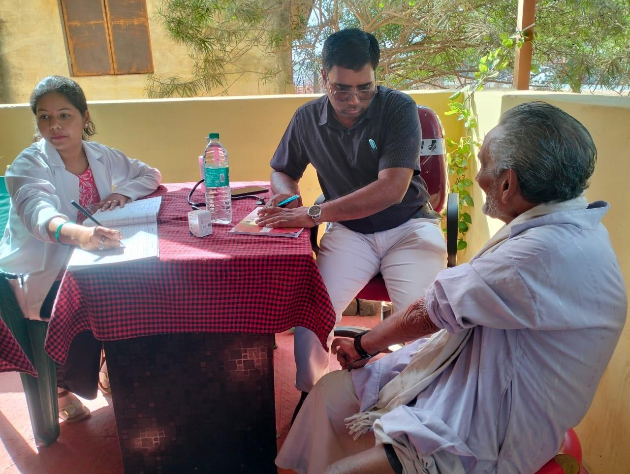 बीएसपी सीएसआर एवं जिला चिकित्सालय दुर्ग द्वारा ग्राम कोड़िया मेें निःशुल्क चिकित्सा शिविर का आयोजन...
