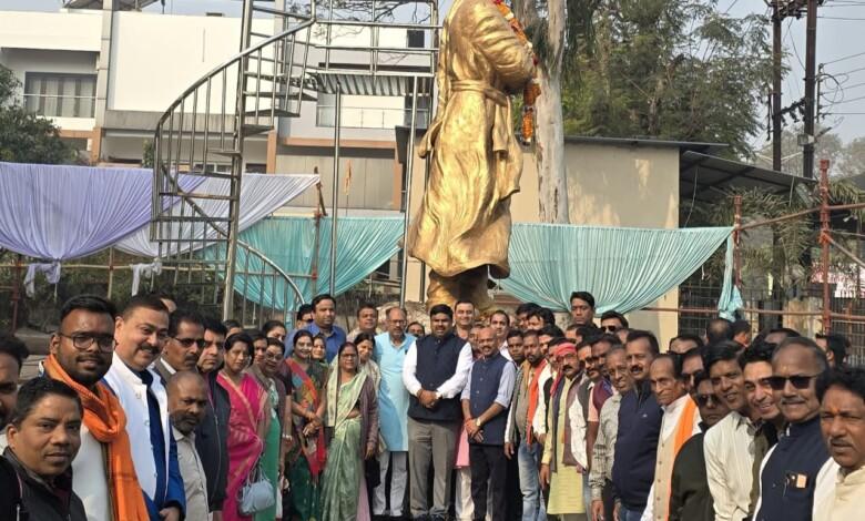 युवा दिवस - विधायक गजेन्द्र यादव ने स्वामी विवेकानंद के प्रतिमा पर किया माल्यार्पण... 1 युवा दिवस - विधायक गजेन्द्र यादव ने स्वामी विवेकानंद के प्रतिमा पर किया माल्यार्पण...