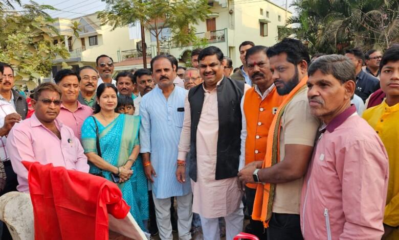 साकेत कॉलोनी में ₹2 करोड़ की राशि से होंगे विकास कार्य, विधायक गजेन्द्र यादव ने किया भूमिपूजन.... 3 साकेत कॉलोनी में ₹2 करोड़ की राशि से होंगे विकास कार्य, विधायक गजेन्द्र यादव ने किया भूमिपूजन....