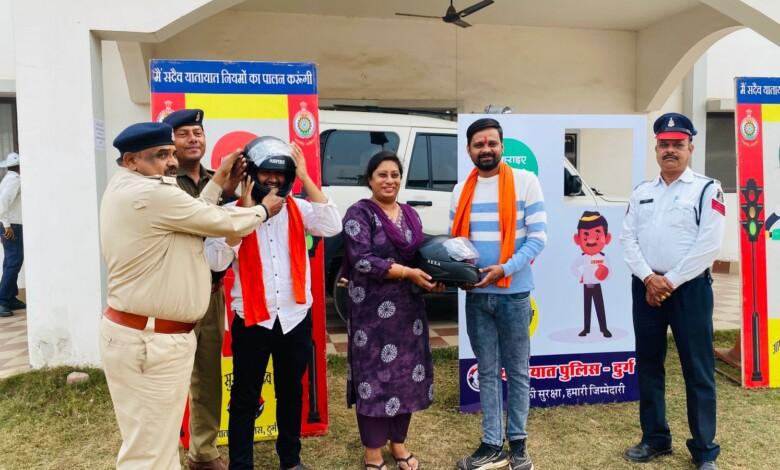 सडक सुरक्षा माह के तेरहवें दिन यातायात मुख्यालय नेहरू नगर में हेलमेट किया गया वितरण... 3 सडक सुरक्षा माह के तेरहवें दिन यातायात मुख्यालय नेहरू नगर में हेलमेट किया गया वितरण...