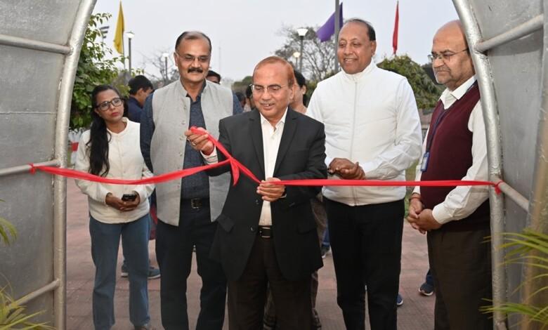नेहरू आर्ट गैलरी में दिव्यांग बच्चों द्वारा निर्मित चित्रों की प्रदर्शनी उद्घाटित... 7 नेहरू आर्ट गैलरी में दिव्यांग बच्चों द्वारा निर्मित चित्रों की प्रदर्शनी उद्घाटित...