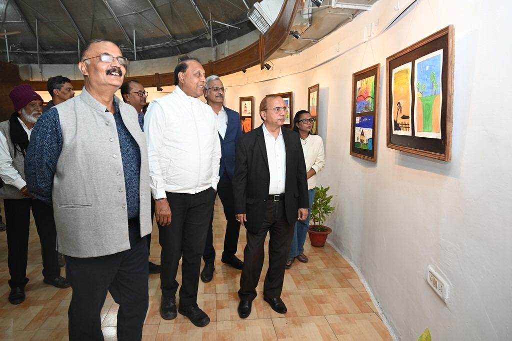 नेहरू आर्ट गैलरी में दिव्यांग बच्चों द्वारा निर्मित चित्रों की प्रदर्शनी उद्घाटित...