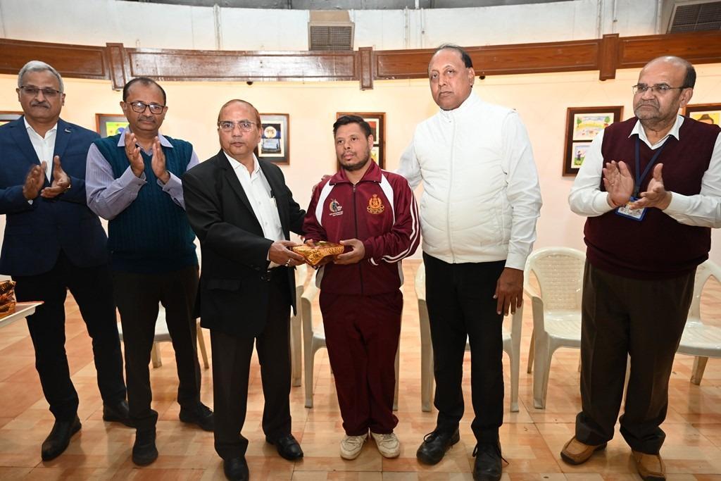 नेहरू आर्ट गैलरी में दिव्यांग बच्चों द्वारा निर्मित चित्रों की प्रदर्शनी उद्घाटित...