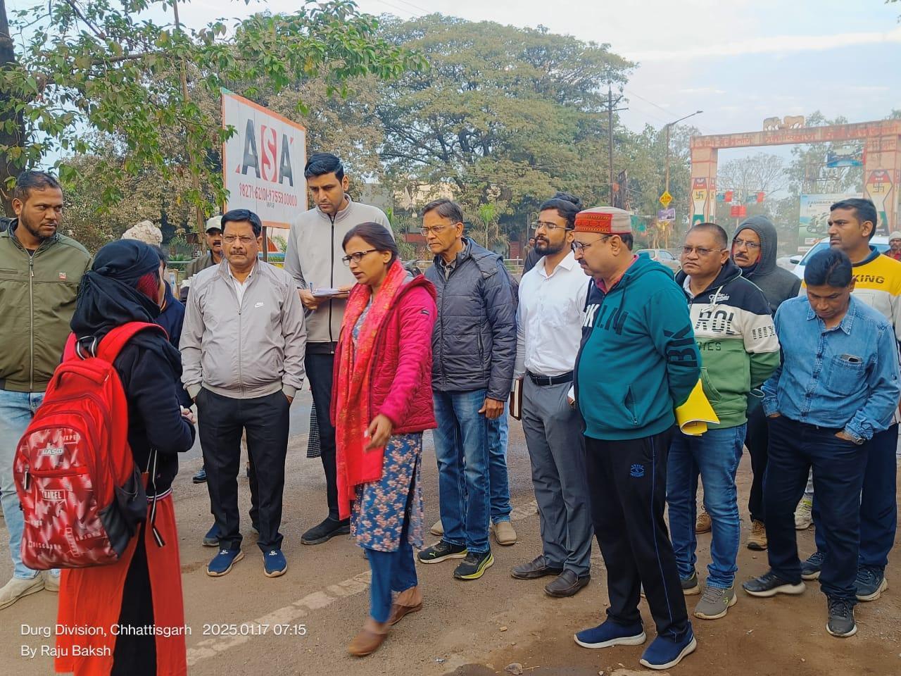 कलेक्टर व निगम प्रशासक ने सुबह शहर भ्रमण करके निर्माण कार्यो व साफ सफाई व्यवस्था का लिया जायजा
