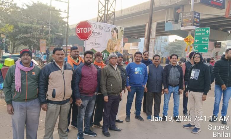 सुपेला संडे बाजार में सड़क पर बैठे विक्रेताओं पर हुई कार्रवाई... 1 सुपेला संडे बाजार में सड़क पर बैठे विक्रेताओं पर हुई कार्रवाई...