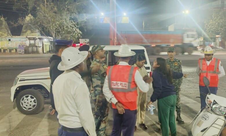 यातायात पुलिस दुर्ग का रात्रि गश्त अभियान: नियम तोड़ने वालों पर कार्रवाई... 1 यातायात पुलिस दुर्ग का रात्रि गश्त अभियान: नियम तोड़ने वालों पर कार्रवाई...