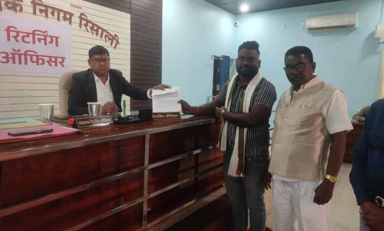 रिटर्निग आफिसर राजीव कुमार पाण्डेय के पास प्रथम नामांकन जमा किया गया... 1 रिटर्निग आफिसर राजीव कुमार पाण्डेय के पास प्रथम नामांकन जमा किया गया...