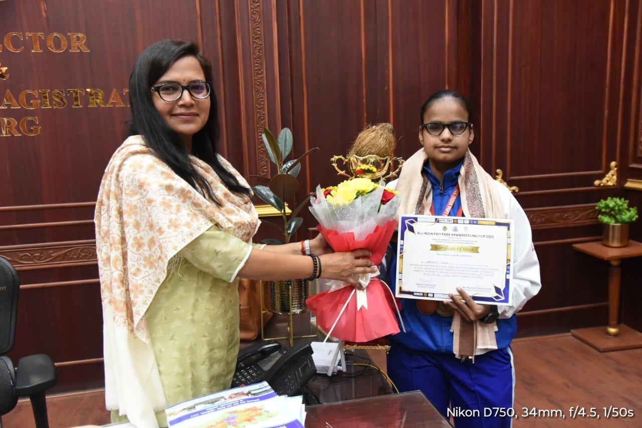 अखिल भारतीय राष्ट्रीय आर्म रेसलिंग प्रतियोगिता में शामिल खिलाड़ियों ने की कलेक्टर से मुलाकात....